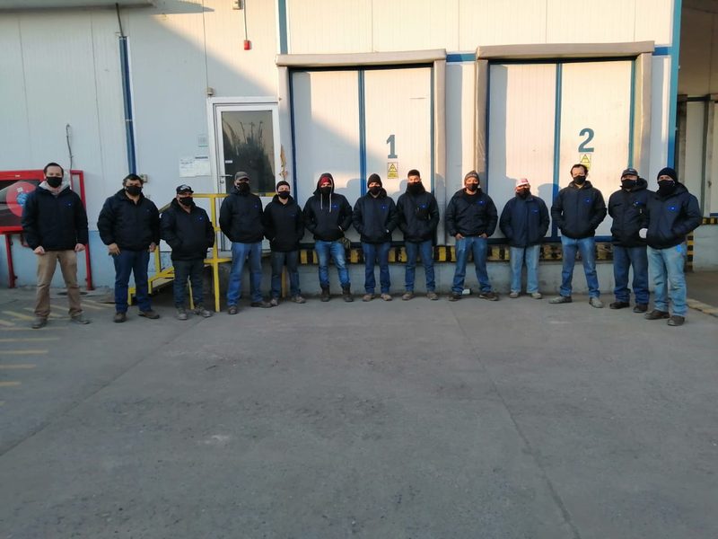 Equipo de operarios de Frigorent frente a los andenes 1 y 2.