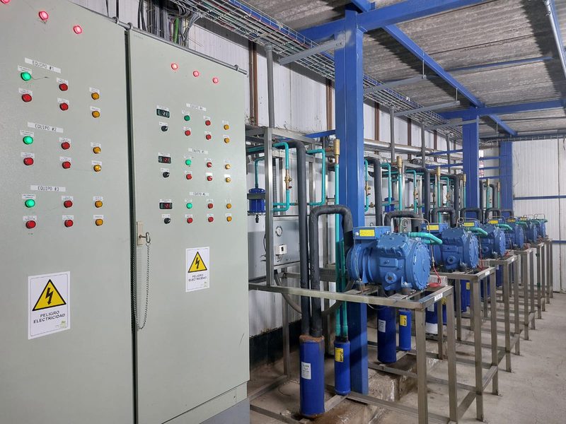 Sala de máquinas de la planta: tableros eléctricos y compresores.